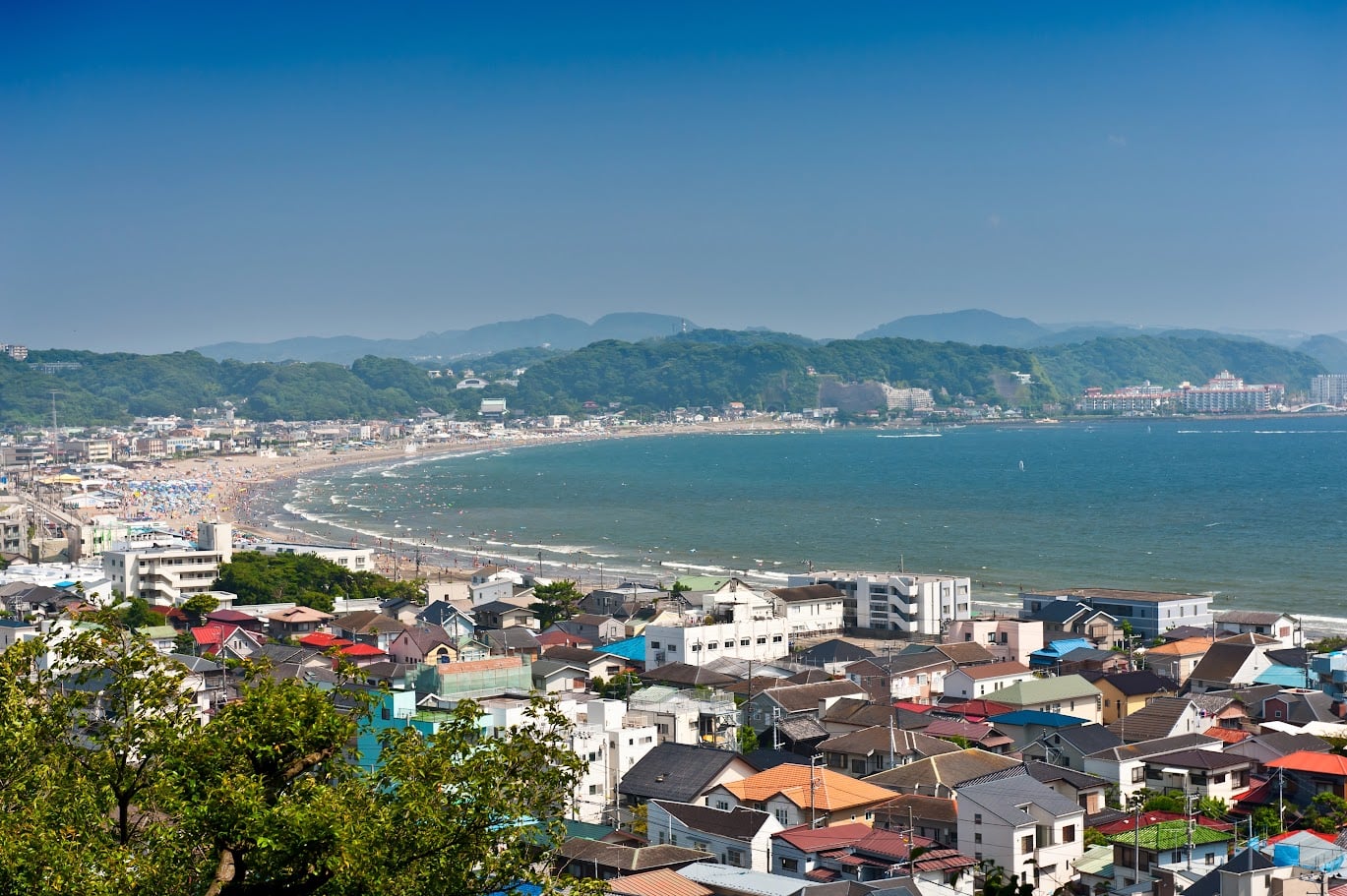 Bãi biển Kamakura Nhật Bản với sóng nhẹ và bầu trời xanh.