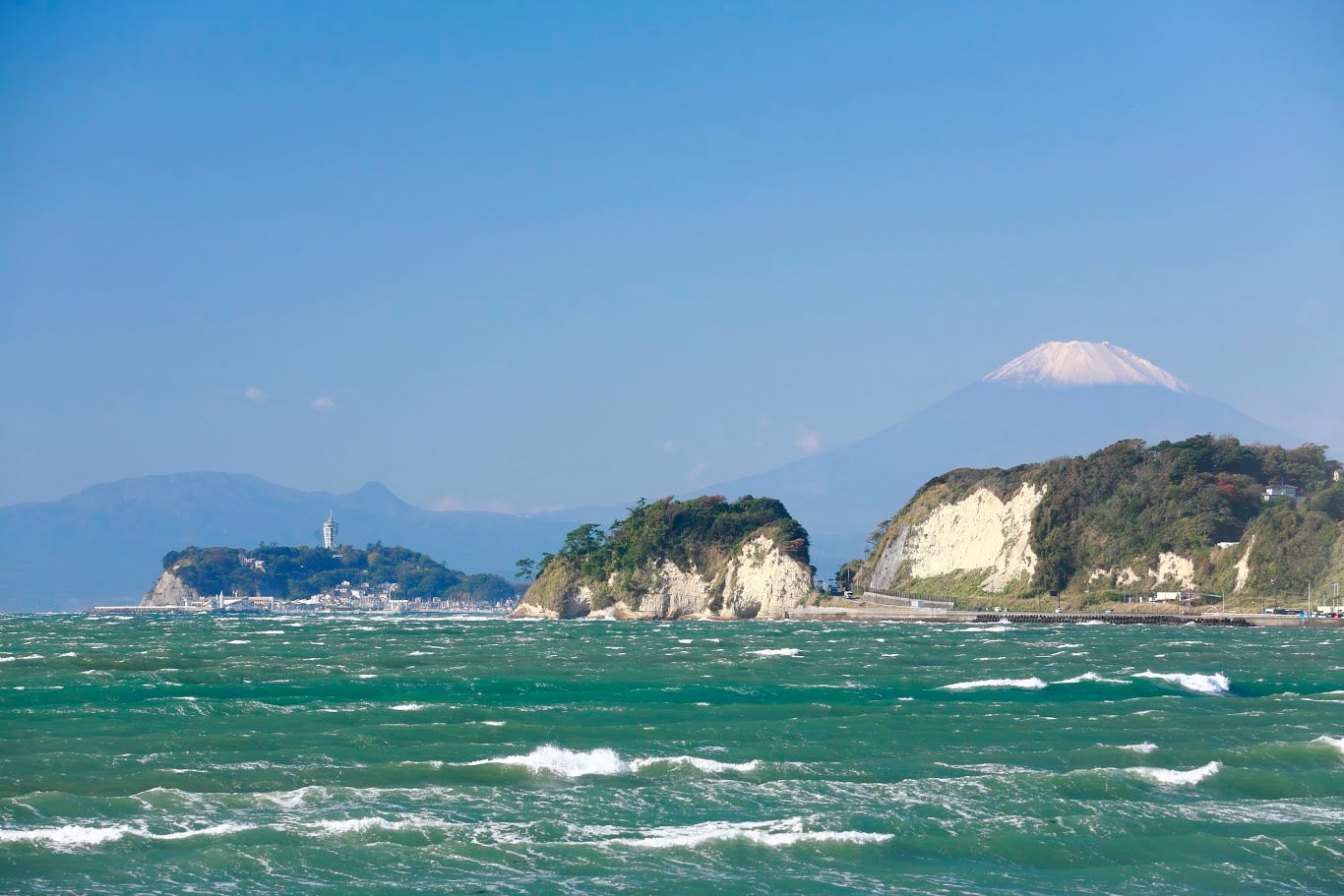 Cảnh núi Phú Sĩ và đảo Enoshima – một trong những phong cảnh biểu tượng của Nhật Bản